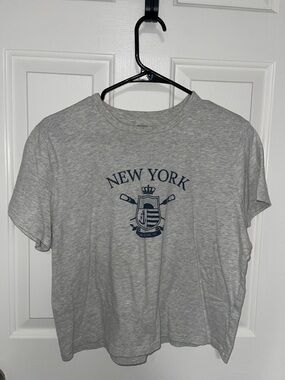 Abercrombie & Fitch Heather Gray Cropped New York Crest Tee